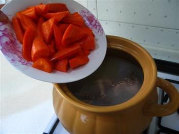 胡萝卜玉米骨头汤的做法步骤6