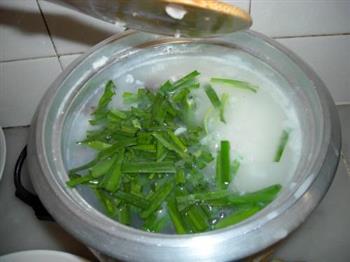 猪红韭菜粥的做法步骤6