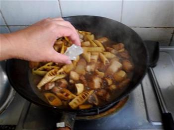 笋菇烧肉的做法步骤9
