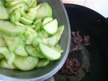 翠玉瓜炒猪肉的做法步骤4