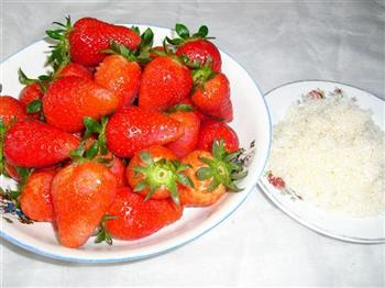 糖水草莓的做法步骤1