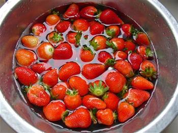 糖水草莓的做法步骤2