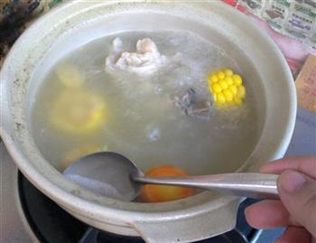 玉米排骨汤的做法图解4