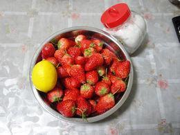 自制草莓果酱的做法图解1