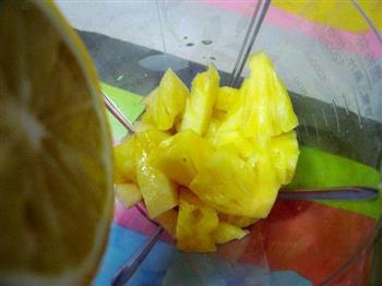 鲜榨菠萝汁的做法图解3