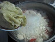 蔬菜面条烩饺子的做法步骤7