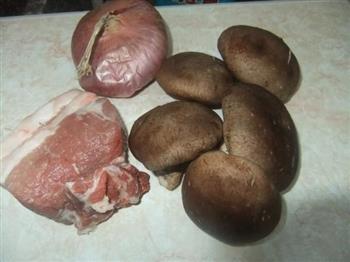 洋葱香菇炒肉片的做法步骤1