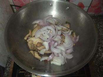 洋葱香菇炒肉片的做法步骤7