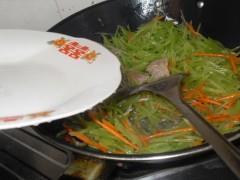 肉片炒莴笋萝卜丝的做法步骤5