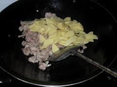 土豆炒肉片的做法步骤5