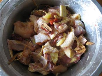 金针菜红枣蒸鸡的做法步骤2