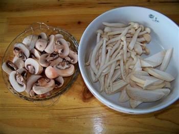 蒜蓉辣酱烩群菇的做法步骤2
