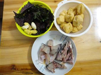 紫苏豆腐煮鱼的做法图解1
