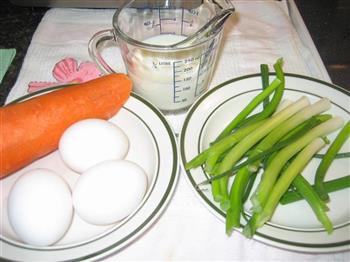 胡萝卜汁香葱鸡蛋饼的做法步骤1