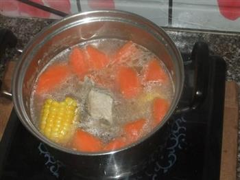 玉米胡萝卜排骨汤的做法步骤7
