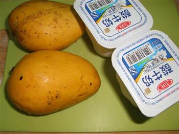 芒果酸奶奶昔的做法步骤1