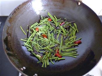 炒酸辣蕨菜的做法步骤5