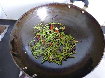 炒酸辣蕨菜的做法步骤6