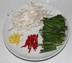 韭菜豆芽炒猪肝的做法步骤1
