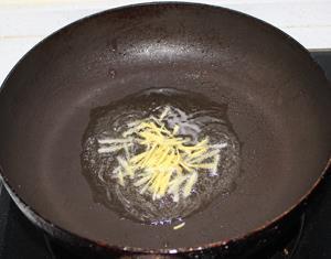 韭菜豆芽炒猪肝的做法步骤2