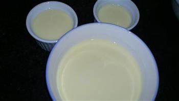 焦糖鸡蛋牛奶布丁的做法步骤3