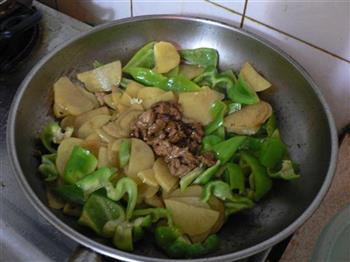 青椒肉片炒土豆的做法步骤10