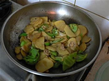 青椒肉片炒土豆的做法步骤11