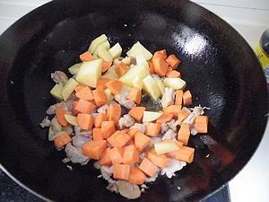 咖喱土豆鸡肉饭的做法步骤4