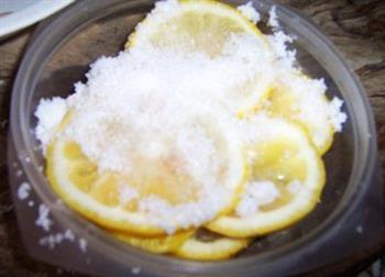 柠檬蜂蜜冰红茶的做法步骤1