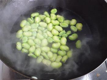 橄榄菜俏拌蚕豆的做法步骤2