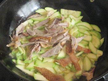 西葫芦炒烤鸭肉的做法步骤4