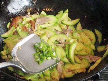 西葫芦炒烤鸭肉的做法步骤6
