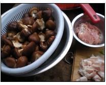 香菇炒肉的做法步骤1