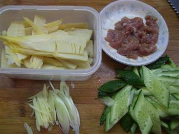 春笋黄瓜炒肉的做法步骤3
