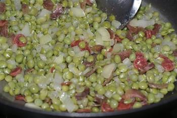 腊肠碗豆焖饭的做法步骤5