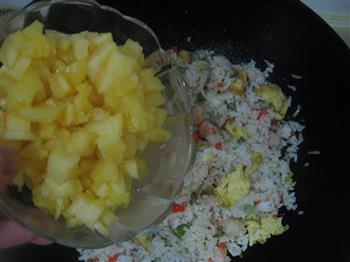 菠萝虾仁炒饭的做法步骤7