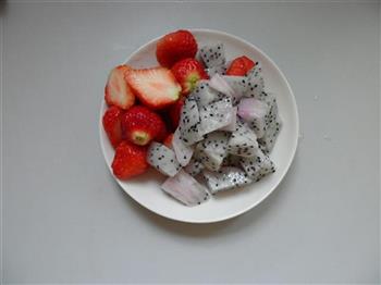 火龙果草莓奶昔的做法图解2
