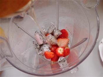 火龙果草莓奶昔的做法步骤3