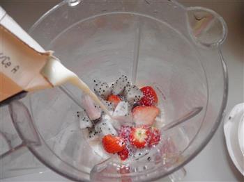 火龙果草莓奶昔的做法步骤4