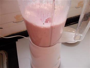 火龙果草莓奶昔的做法图解5
