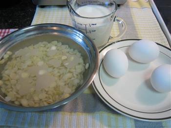 鲜杏仁奶炖蛋的做法图解1