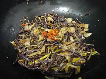 蕨菜炒花肉的做法图解7