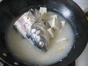 鱼头炖豆腐的做法图解6