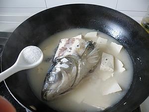 鱼头炖豆腐的做法图解7