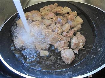 咖喱牛腩焖土豆的做法步骤3