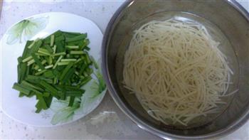 肉丝韭菜炒土豆丝的做法图解3