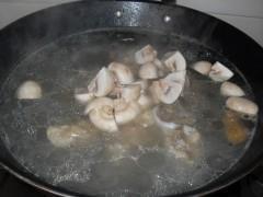 蘑菇大骨汤的做法步骤5