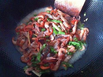 辣椒炒河虾的做法步骤6