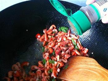 辣椒炒河虾的做法步骤7