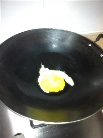 鸡肉肠咸蛋炒饭的做法步骤3